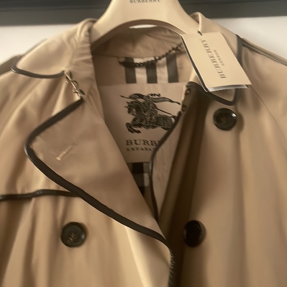 New with tags, Burberry trench coat with alligator trim - Picture 2 of 6